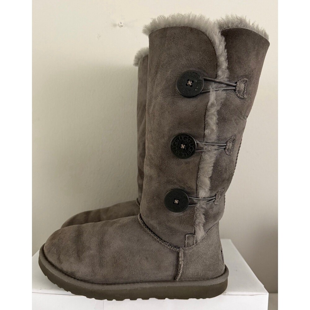 UGG Bailey Button Triplet II Women’s Size 8